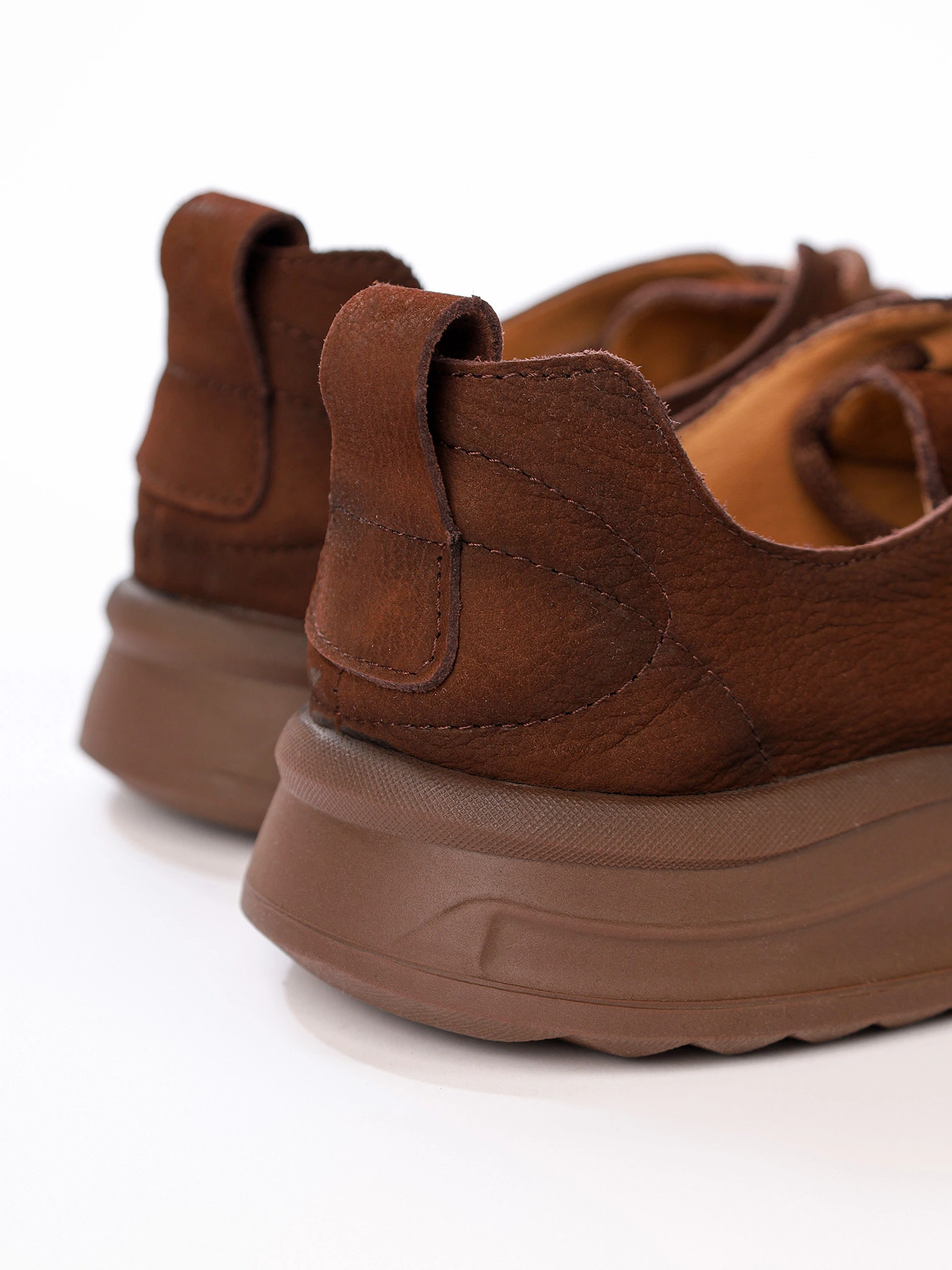 Лоферы темно-коричневого цвета из натурального нубука на низкой подошве